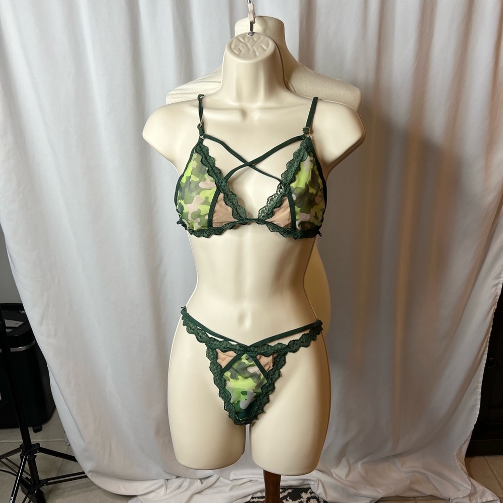 🌿 Mapalé Camo Lace Lingerie Set | Bralette & Thong | Size L. New with no tags